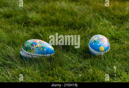 Lindesnes, Norwegen - 16. April 2022: Dekorierte Ostereier in grünem Gras. Stockfoto