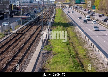 Göteborg, Schweden - 1. Mai 2022: Zugstrecken entlang einer Autobahn. Stockfoto