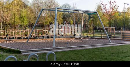 Göteborg, Schweden - 01. Mai 2022: Spielplatz auf einem Schulhof. Stockfoto