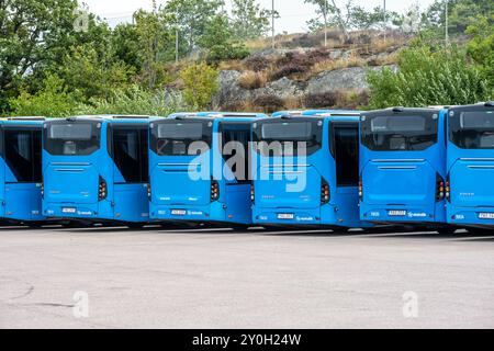 Göteborg, Schweden - 24. Juli 2022: Lange Reihe blauer Busse an einem Depot. Stockfoto