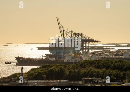 Göteborg, Schweden - 1. August 2022: Containerschiffe und Öltanker legen in Skandiahamnen an. Stockfoto