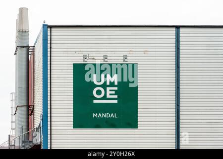 Lindesnes, Norwegen - 07. August 2022: UMOE Mandal Logo an der Wand einer Produktionshalle. Stockfoto