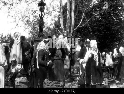 Frauen, die auf dem Straßenmarkt in Trebinje in Bosnien und Herzegowina einkaufen 1930 Stockfoto