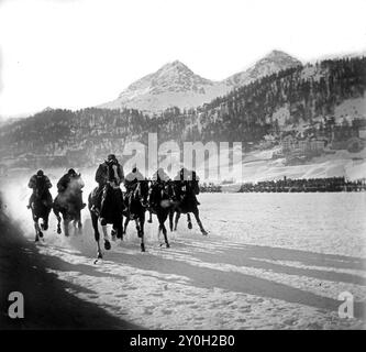 St. Moritz, Schweiz, Pferderennen auf eisgefrorenem See 1924 Weißrasen Stockfoto