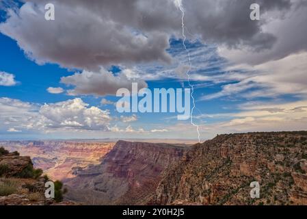 Am Desert View Point am Grand Canyon Arizona in der Nähe des historischen Wachtturms ist es nicht weit vom blauen Blitz entfernt. Es gibt eine gewisse Linsenbeugung aufgrund von t Stockfoto