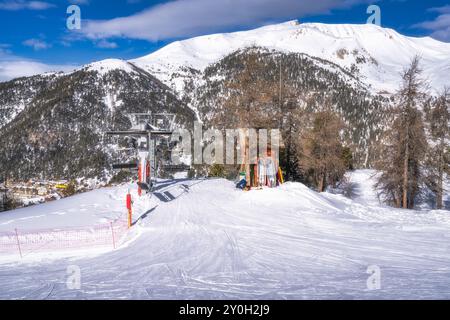 Blick auf den Ausgang des Skilifts und kleine Hütte mit Wintersportausrüstung, Montgenevre Skidorf an der Grenze von Frankreich und Italien in den Cottischen Alpen Stockfoto