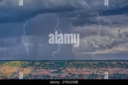 Zusammengesetztes Foto von 3 Blitzen über dem Bright Angel Canyon am Nordrand des Grand Canyon Arizona. Stockfoto
