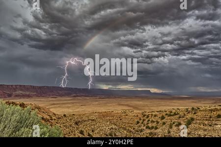 Ein Sturm des Arizona Monsoon von 2024 über dem Vermilion Cliffs National Monument. Drei Blitzfotos wurden mit einem Blitzdetektor und aufgenommen Stockfoto