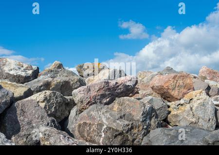 Steinhaufen. Seeverhütung vor blauem Himmel Stockfoto