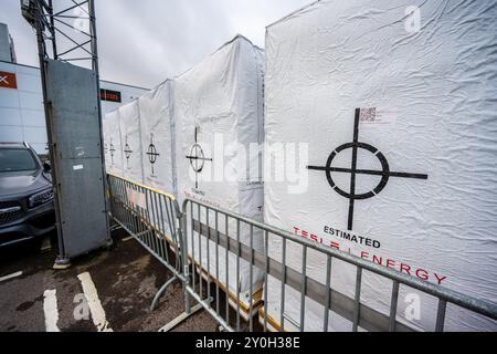 Göteborg, Schweden - Oktober 29 2022: Tesla Supercharger bereit zum Auspacken und Einbau Stockfoto