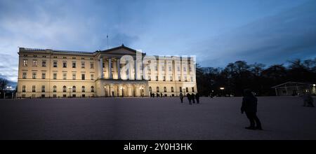 Oslo, Norwegen - 19. november 2022: Der königliche norwegische Palast in der Nacht Stockfoto