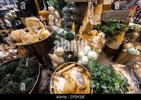 Göteborg, Schweden - 03. dezember 2022: Goldenes Grün und Silber weihnachtsdekoration zum Verkauf Stockfoto