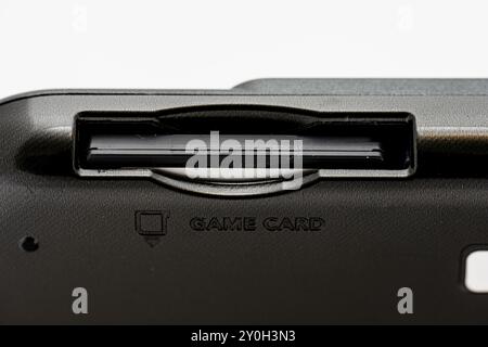 Göteborg, Schweden - 06. dezember 2022: Speicherkartensteckplatz einer Nintendo 3DS Handheld-Spielkonsole Stockfoto