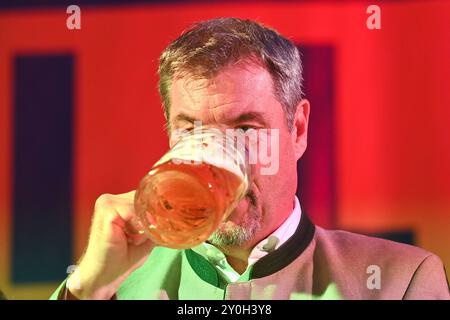 Markus SOEDER Ministerpraesident Bayern und CSU Vorsitzender auf dem Politischen Gillamoos am 02.09.2023 in Abensberg,trinkt aus einem Masskrug Bier. Soeder haelt ein PKW Schild GILLAMOOS-KOENIG. *** Markus SOEDER Ministerpräsident von Bayern und CSU-Vorsitzender beim Politischen Gillamoos am 02 09 2023 in Abensberg, Getränke aus einem Becher Bier Soeder hält ein Autokennzeichen GILLAMOOS KOENIG Stockfoto