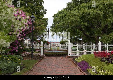 Hier gibt es jeden Sommer wunderschöne Blumenbeete. Der Park liegt direkt am Fluss am Piscataqua River hier in Portsmouth NH. Neben der Uferpromenade, Frühling und Sommer! Stockfoto