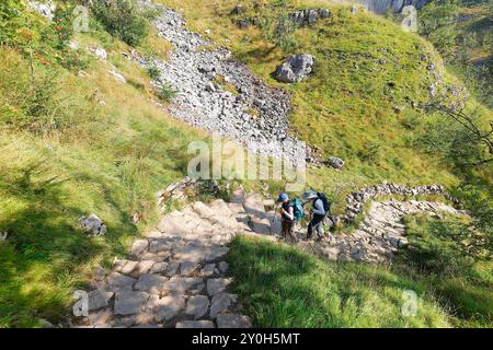 Wanderer klettern bis zur Malham Cove im Yorkshire Dales National Park Stockfoto