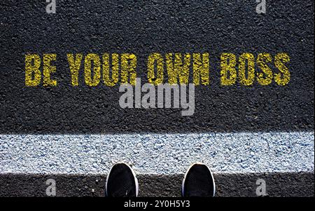Sei dein eigener Boss, der auf Asphaltstraßen geschrieben wird. Konzeptionell sei dein eigenes Boss-Symbol. Kopierbereich. Stockfoto