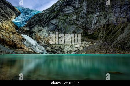 Panoramablick auf den Briksdalsbreen Gletscher mit dem Briksdalsvatn Schmelzwassersee im Vordergrund Stockfoto