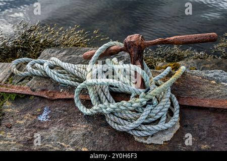 Alter rostiger Festmacherpfoller im Fjordhafen in Norwegen. Stockfoto