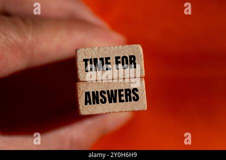 Die Nachricht „Zeit für Antworten“ ist auf Holzblöcken mit orangefarbenem Hintergrund geschrieben. Symbol für die konzeptionelle Zeit für Antworten. Kopierbereich. Stockfoto