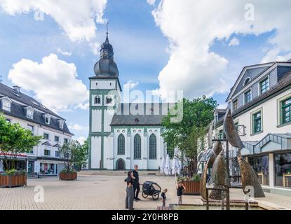 Attendorn: Kirche St. Johannes Baptist im Sauerland, Nordrhein-Westfalen, Deutschland Stockfoto