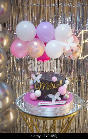 Aserbaidschan Baku 26.01.2024 . Schwarzer Kuchen auf dem Spiegeltisch. Ballons auf dem Dekor Stockfoto