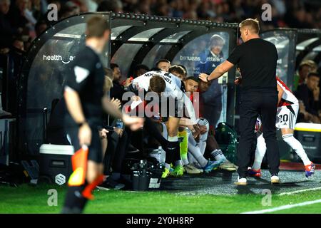 Joe Tomlinson (Mitte) von Milton Keynes Dons stößt beim Spiel der Sky Bet League Two im Peninsula Stadium in Salford auf das Dugout von Salford City. Bilddatum: Montag, 2. September 2024. Stockfoto