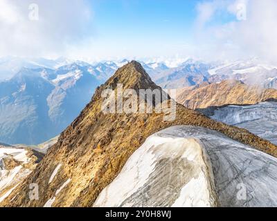 Die majestätische Wildspitze erhebt sich in den Ötztaler Alpen und besticht durch raues Gelände und atemberaubende Ausblicke. Dieser Gipfel bietet atemberaubende Ausblicke auf die umliegenden Berge und Gletscher. Stockfoto