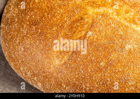 Ein ganzer Laib mit rundem Weizenbrot, frischem, weichem Brot mit einem angenehmen Aroma, das im Ofen gekocht wird Stockfoto