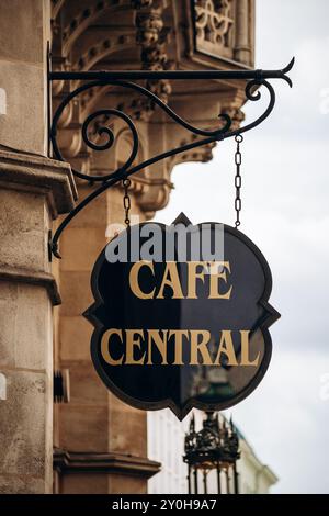 Wien, Österreich - 6. August 2024: Das Zeichen des berühmten Café Central in Wien Stockfoto