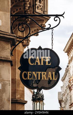 Wien, Österreich - 6. August 2024: Das Zeichen des berühmten Café Central in Wien Stockfoto