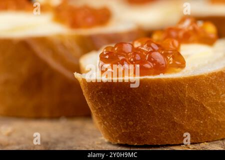 Zartes französisches Baguette aus Weizenmehl, frisches Baguette mit Butter und rotem Lachskaviar Stockfoto