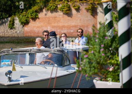 Venedig, Italien. 30. August 2024. 81. Venedig Filmfestival in Venedig, Italien, am 30. August 2024. Stars am Lido Tag 3 Gabriel Montesi, Federica Rosellini, Gianni Amelio, Alessandro Borghi - 20240830 PD7390 Credit: APA-PictureDesk/Alamy Live News Stockfoto