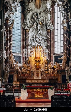 Wien, Österreich - 6. August 2024: Innenraum der Michaelskirche in Wien Stockfoto