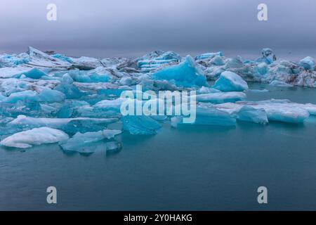 Jokulsarlon-Gletscherlagune in Island, mit leuchtend blauen Eisbergen von sich zurückziehenden Gletschern, die über den Atlantik treiben. Stockfoto