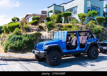 Seattle, WA, USA – 3. Juli 2024: jeep Wrangler jk Trail, blaue Seitenansicht Stockfoto