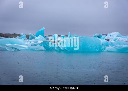 Jokulsarlon-Gletscherlagune in Island, mit leuchtend blauen Eisbergen von sich zurückziehenden Gletschern, die über den Atlantik treiben. Stockfoto