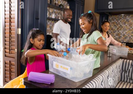 Sortieren von Abfällen, Recycling von Plastikflaschen in der Küche Stockfoto