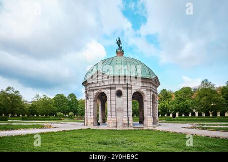 München, Deutschland - 18. April 2024: Blick auf den Dianatempel im Münchner Hofgarten im Garten der Münchner Residenz Stockfoto