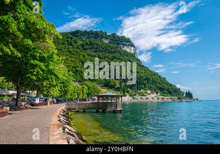 Malerischer Blick auf das Ostufer des Sees in Gardasee, Italien an einem sonnigen Sommertag. Stockfoto