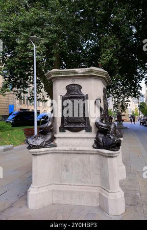 Leerer Sockel, auf dem die Statue von Edward Colston am 7. Juni 2020 von Demonstranten entfernt wurde, im Stadtzentrum von Bristol. Vom September 2024. Sommer Stockfoto