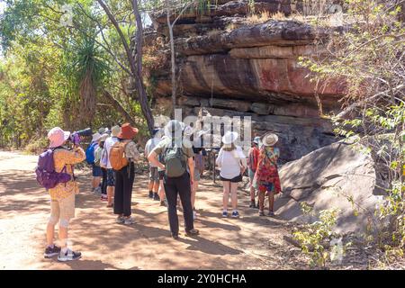 Gruppe, die die Felskunststätte der Ubirr-Aborigines, den Kakadu-Nationalpark, den Kakadu-Highway, Jabiru, Northern Territory, beobachtet Australien Stockfoto