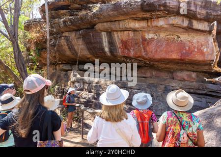 Gruppe, die die Felskunststätte der Ubirr-Aborigines, den Kakadu-Nationalpark, den Kakadu-Highway, Jabiru, Northern Territory, beobachtet Australien Stockfoto