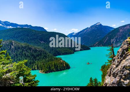 Diablo Lake im North Cascades National Park. Panoramablick auf die Natur am Diablo See. Diablo See mit Berglandschaft. Landschaft des Berggipfels und Stockfoto