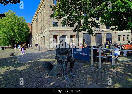 Bronzestatue des italienischen Entdeckers John Cabot aus dem 15. Jahrhundert am Hafen vor der Arnolfini Kunstgalerie Bristol. Aufgenommen Im September Stockfoto