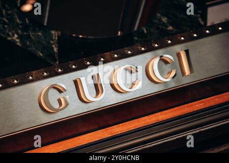 Wien, Österreich - 6. August 2024: Gucci-Zeichen in einem Boutique-Fenster im Zentrum von Wien Stockfoto