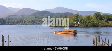 Keswick startet am Derwentwater in den Englischen Seen an einem sonnigen Sommertag mit Landeplätzen in Keswick Stockfoto