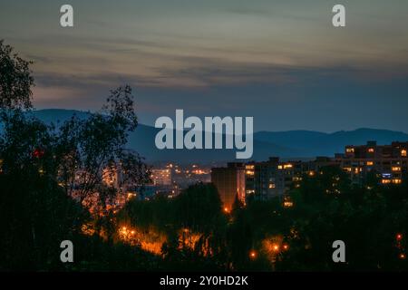 Heißer Sommer Farbe Nacht Blick vom Wohnblock in Liberec CZ 08 30 2024 Stockfoto