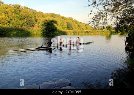 Coxless Quad Shell und Crew rudern auf dem Fluss Avon in Saltford, Bristol. Vom September 2024. Sommer Stockfoto