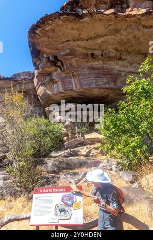 Reiseleiter erklärt antike Zeichnungen an der Felskunststätte der Ubirr Aborigines, Kakadu National Park, Kakadu Highway, Jabiru, Northern Territory, Australien Stockfoto